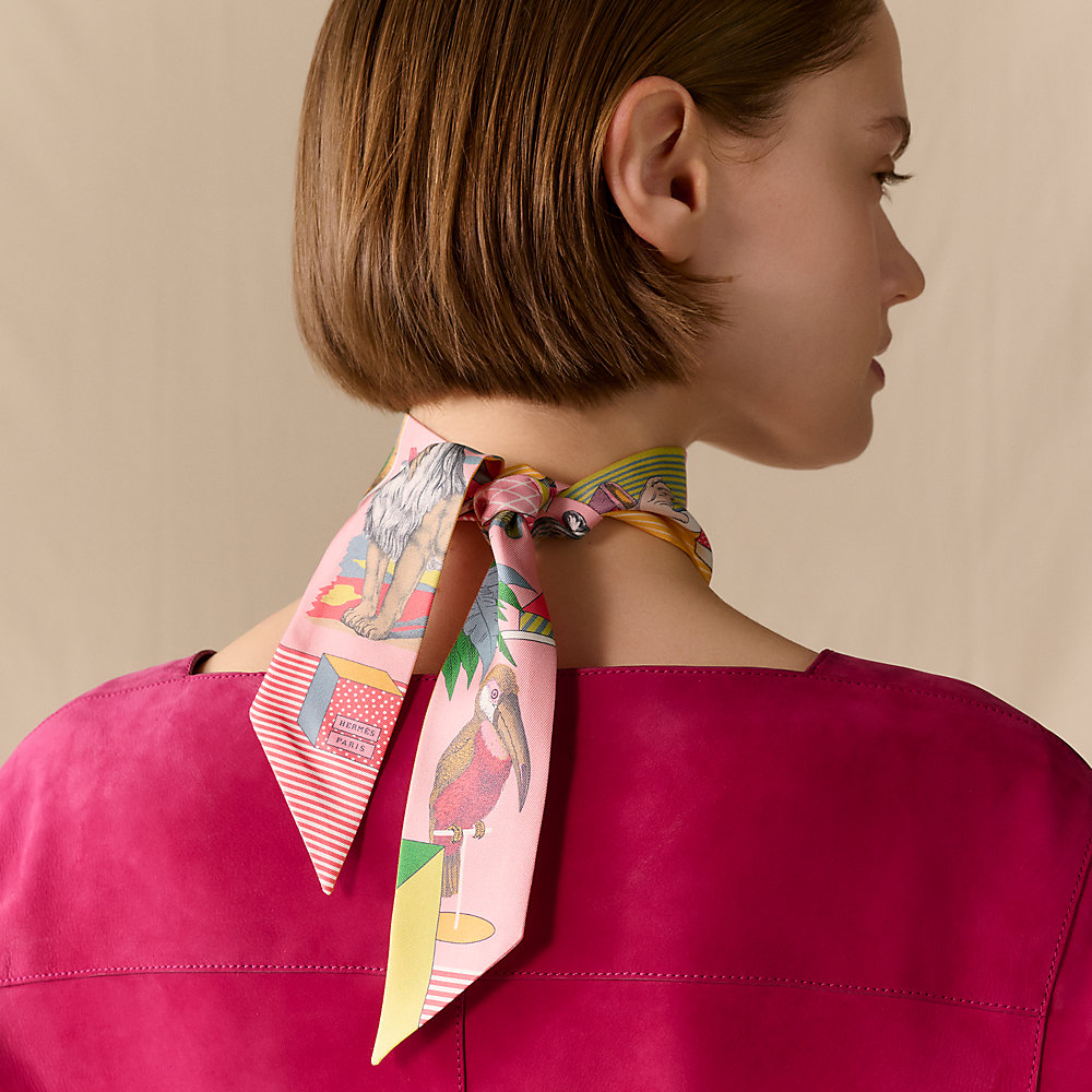 新品同様　エルメス　ツイリー　グランテアトルヌーヴォー　スカーフ　ピンク HERMES】エルメス ツイリー グランテアトルヌーヴォー スカーフ